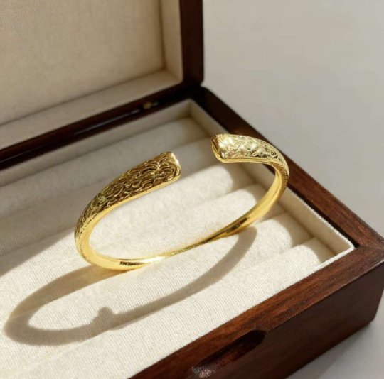 Ladies Golden Dragon Triumphs Cool Bracelet - Image 5